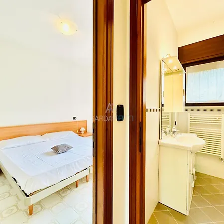 Crono Apt-200m Dal Di Garda Con Piscina アパート
